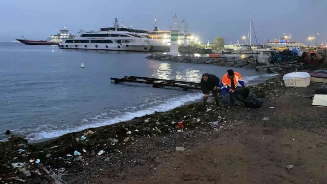 Fırtınanın ardından deniz kenarı çöplüğe döndü