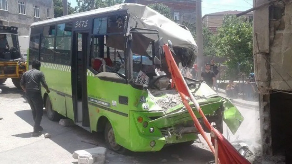 Freni boşalan otobüs eve girdi
