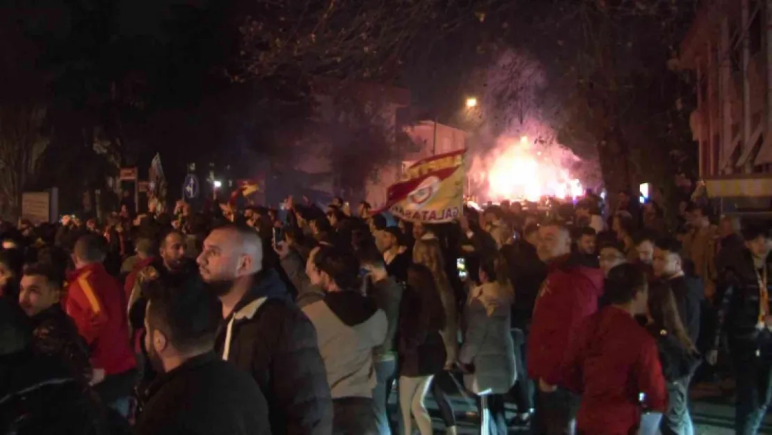 Galatasaraylı taraftarlar takımlarını böyle karşıladı