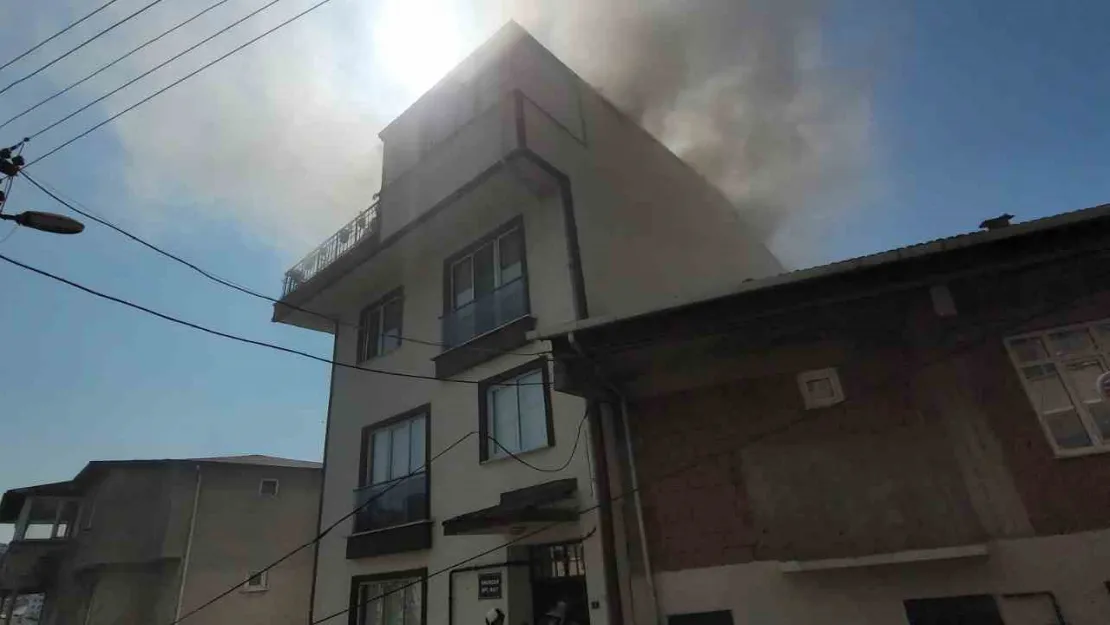 Gebze'de 3 katlı binanın çatısında çıkan yangın kontrol altına alındı