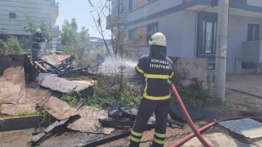 Gebze'de barakada yangın çıktı
