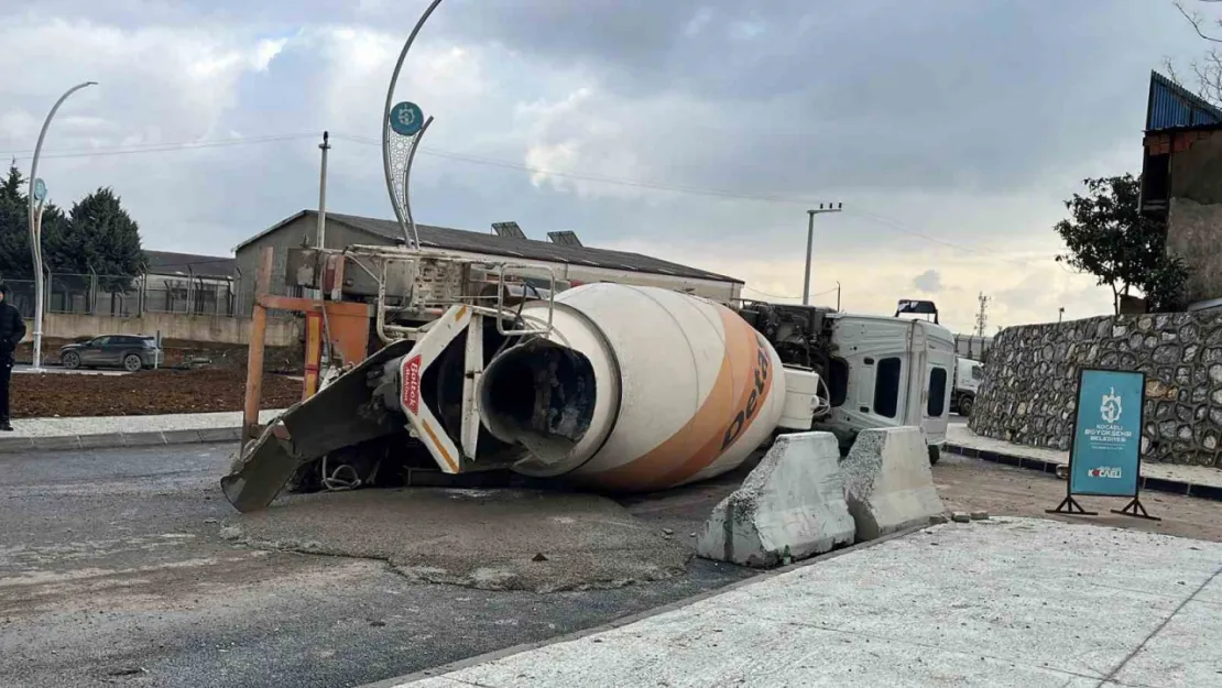 Gebze'de beton mikser devrildi