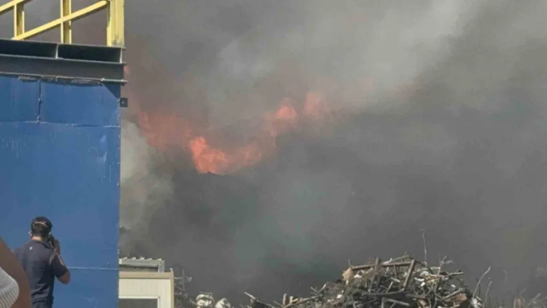 Gebze'de hurda sahasında yangın çıktı