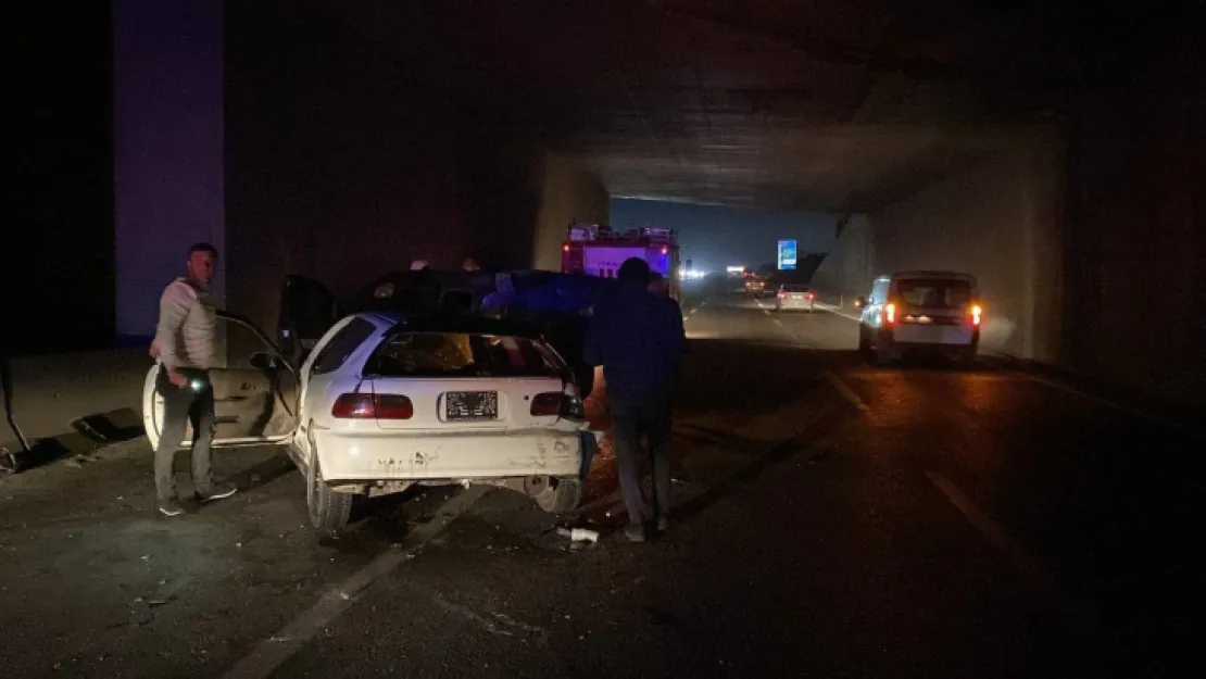 Kocaeli'de iki otomobil çarpıştı