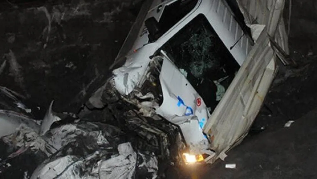Gebze'de şüpheli araç polis otosuna çarptı!