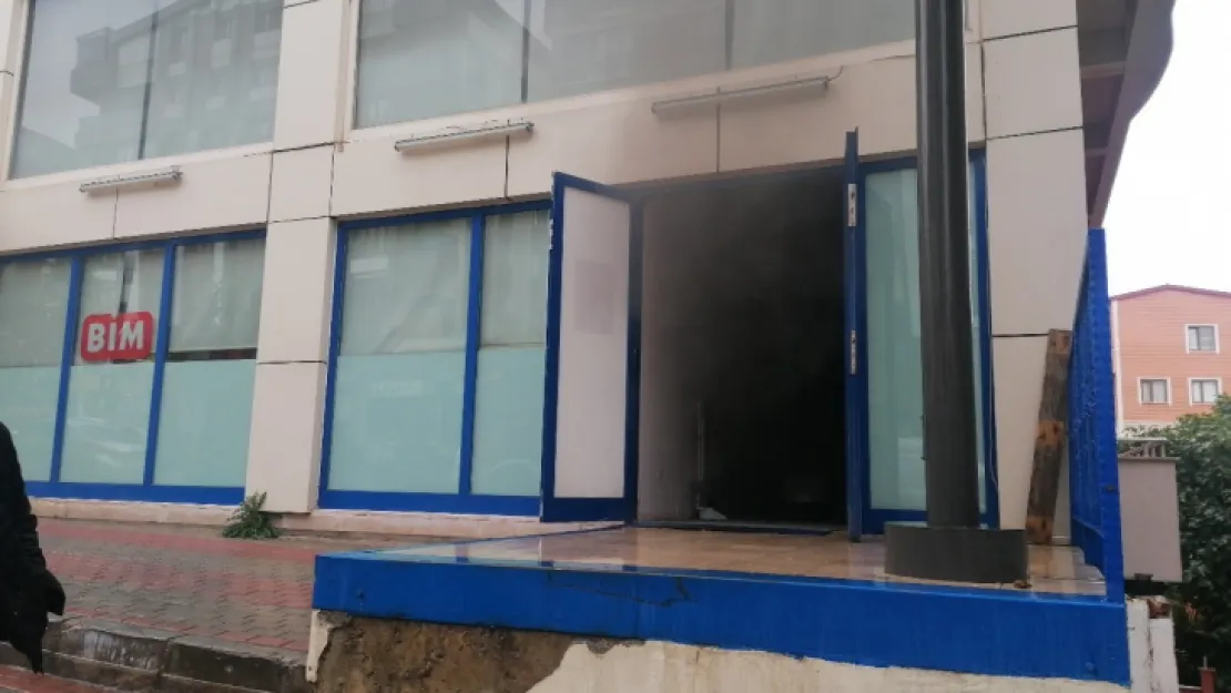 Zincir marketin deposunda çıkan yangın korkuttu
