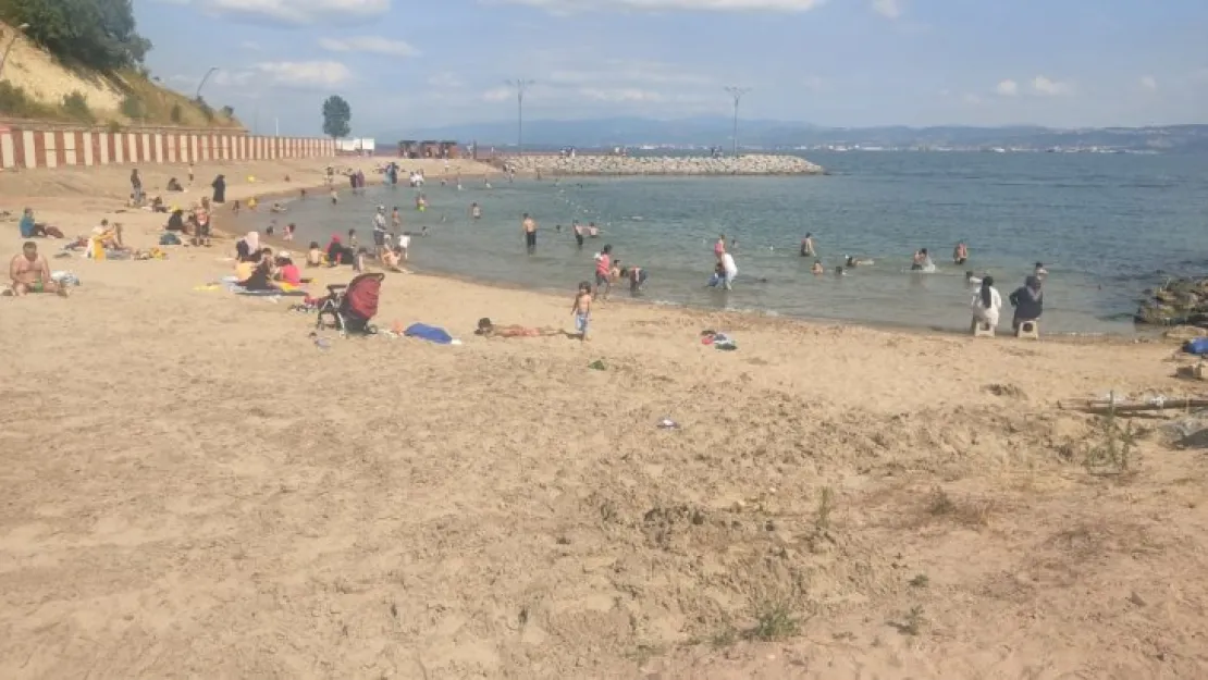Gece denize girip boğulan genç hayatını kaybetti