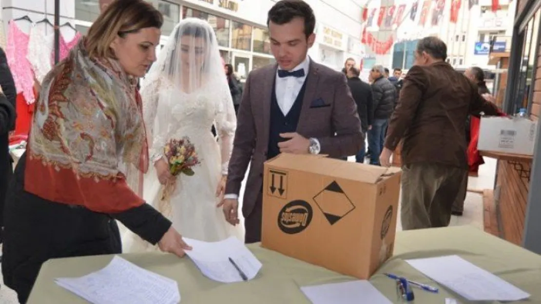 Gelinlik ve damatlıklarla depremzedelere koştular!