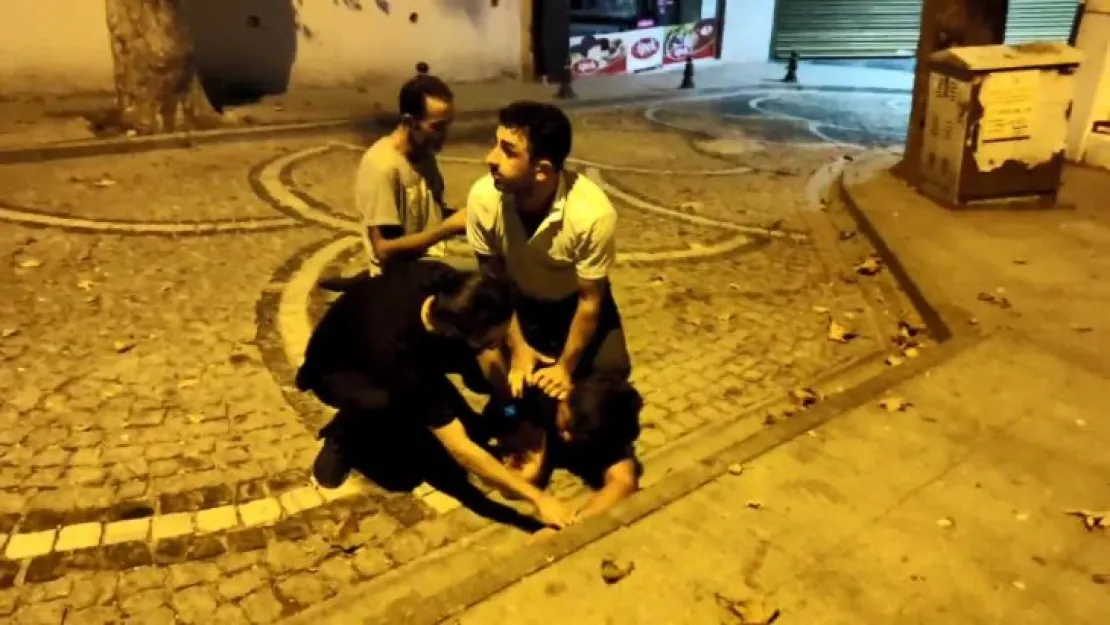 Genç kadını darp etti: Esnaf yaka paça yakaladı