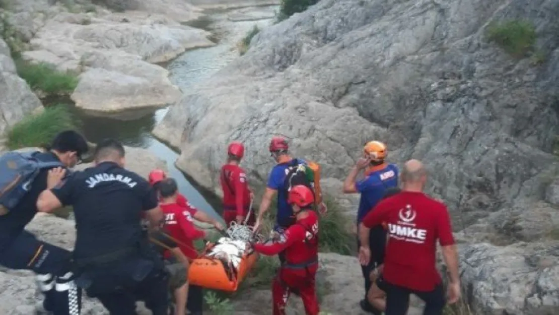 Genç kızı 1,5 kilometre sedye ile taşıdıiar!