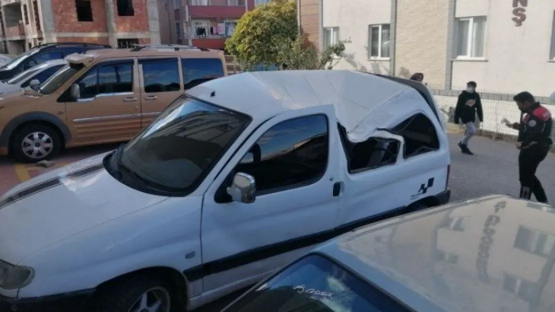 Genç kızı ölümden kurtaran araç bu hale geldi