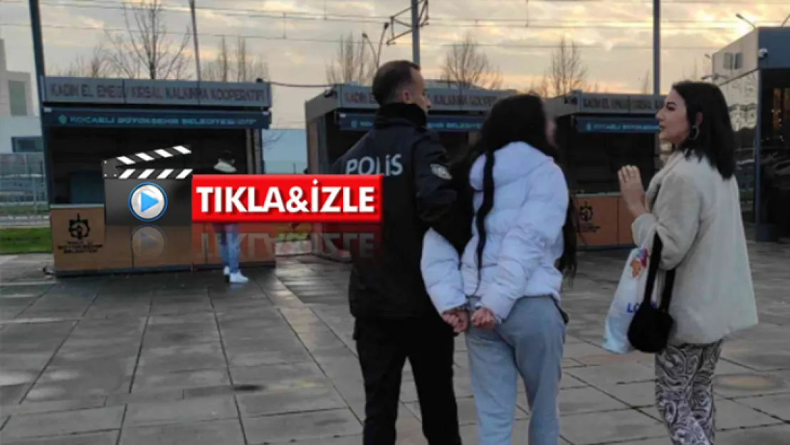 Genç kızların kavgasında kan aktı