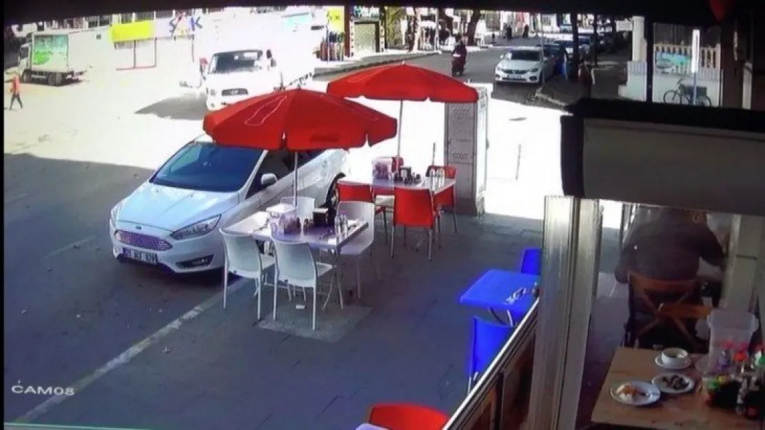 Geri geri giden kamyonet, motosiklete çarptı