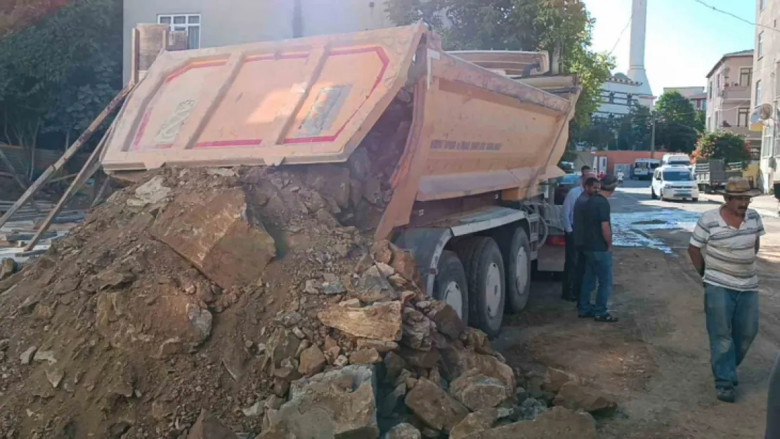 Hafriyat kamyonu baba ve 2 çocuğunu ezdi