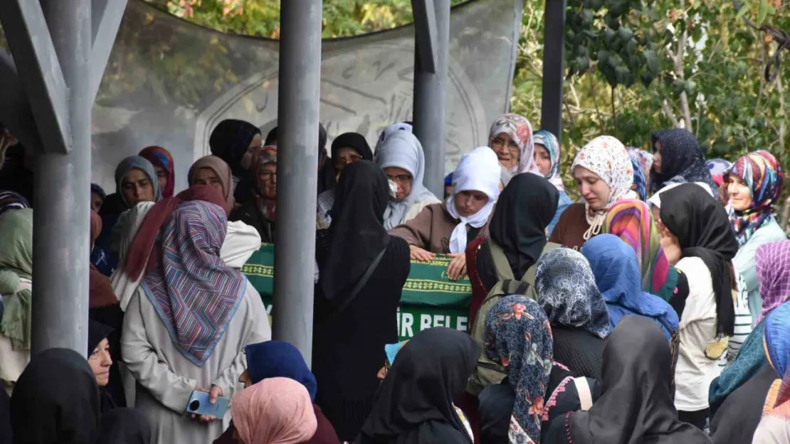 Girdikleri denizde boğulan 2 kardeş son yolculuğuna uğurlandı