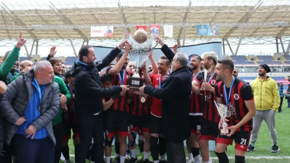 Gölcük İşitme Engelliler Spor Kulübü şampiyonluk kupasını aldı