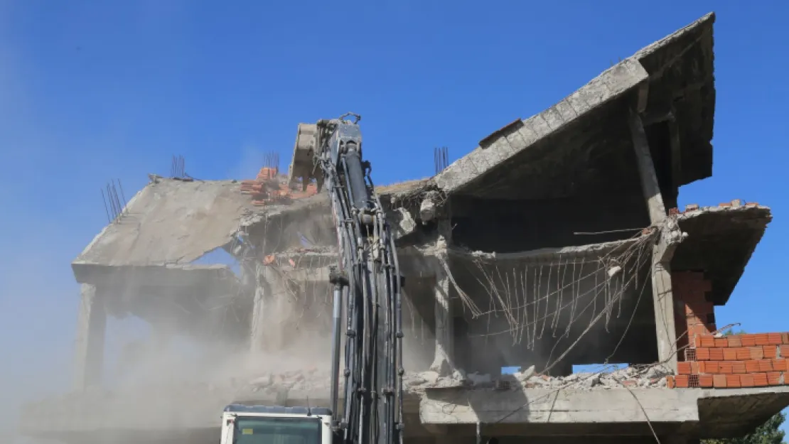 Gölcük'te 103 metruk bina yıkıldı
