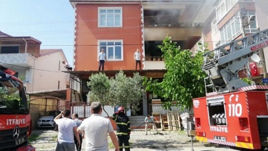 Gölcük'te 3 katlı binada çıkan yangın çıktı!