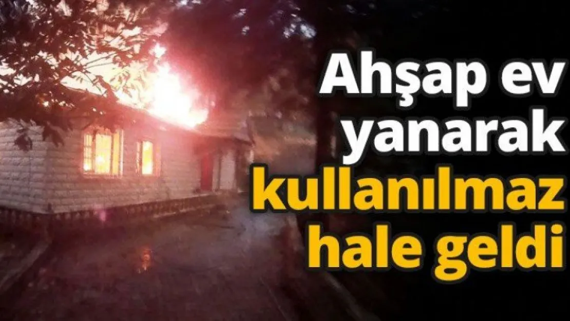 Gölcük'te ahşap ev yanarak kullanılmaz hale geldi