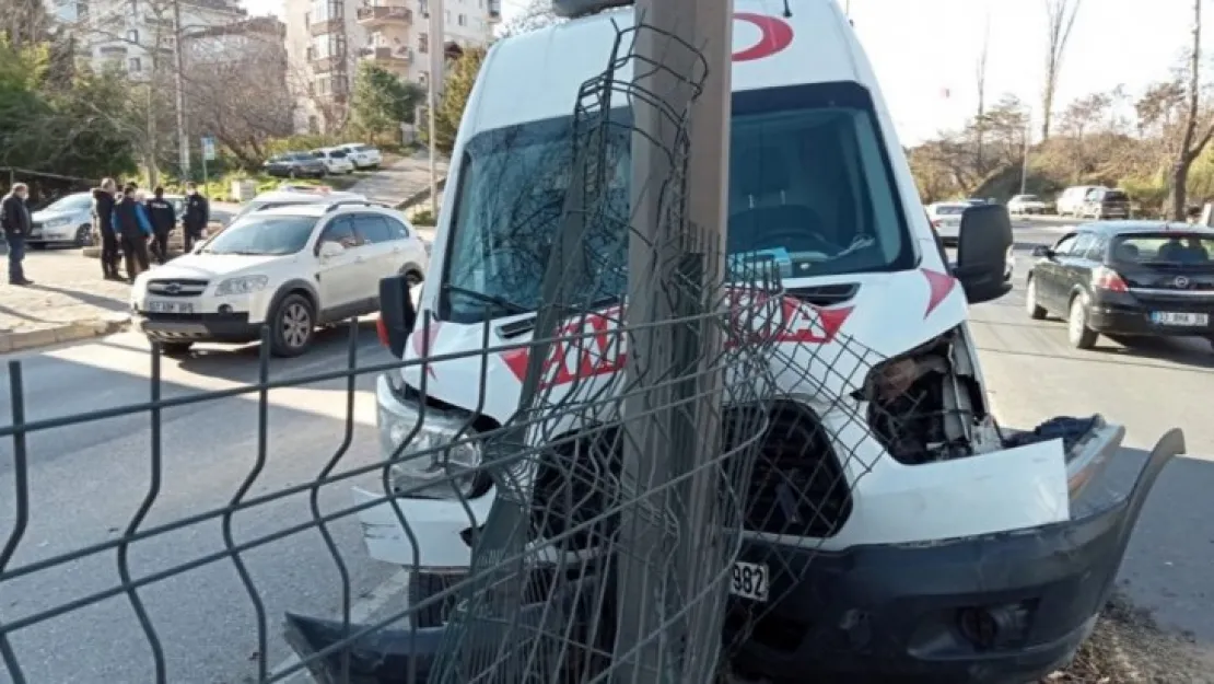 Gölcük'te ambulans kaza yaptı