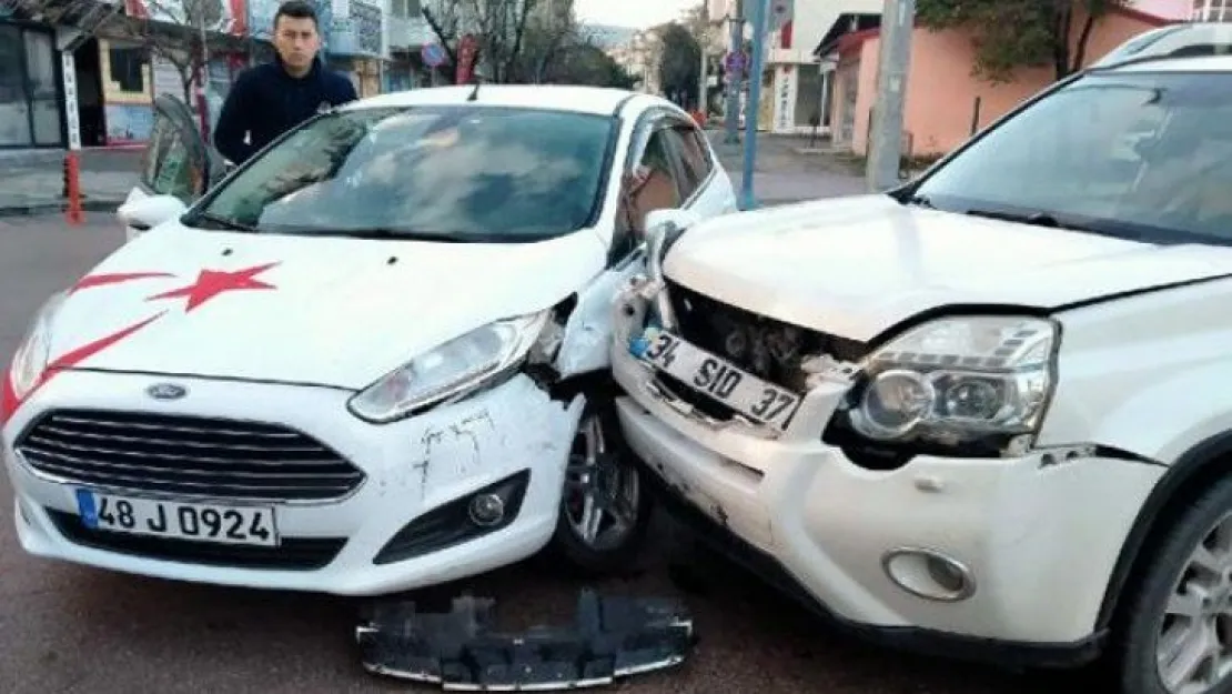 Gölcük'te iki otomobil birbirine girdi!