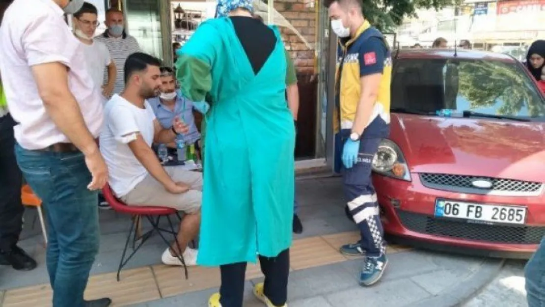 Gölcük'te lastiği patlayan otomobil çay ocağına daldı!