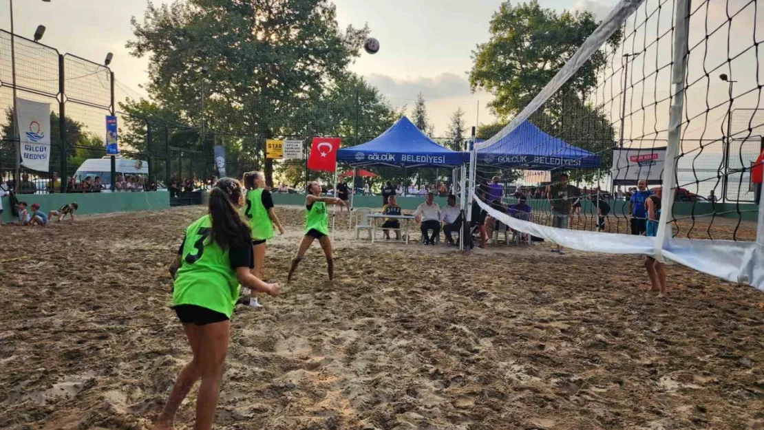 Gölcük'te plaj voleybolu turnuvası başladı