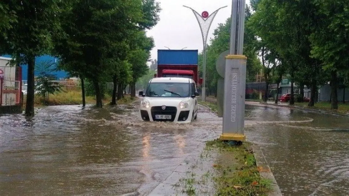 Göle dönen yolda araçlar zor anlar yaşadı