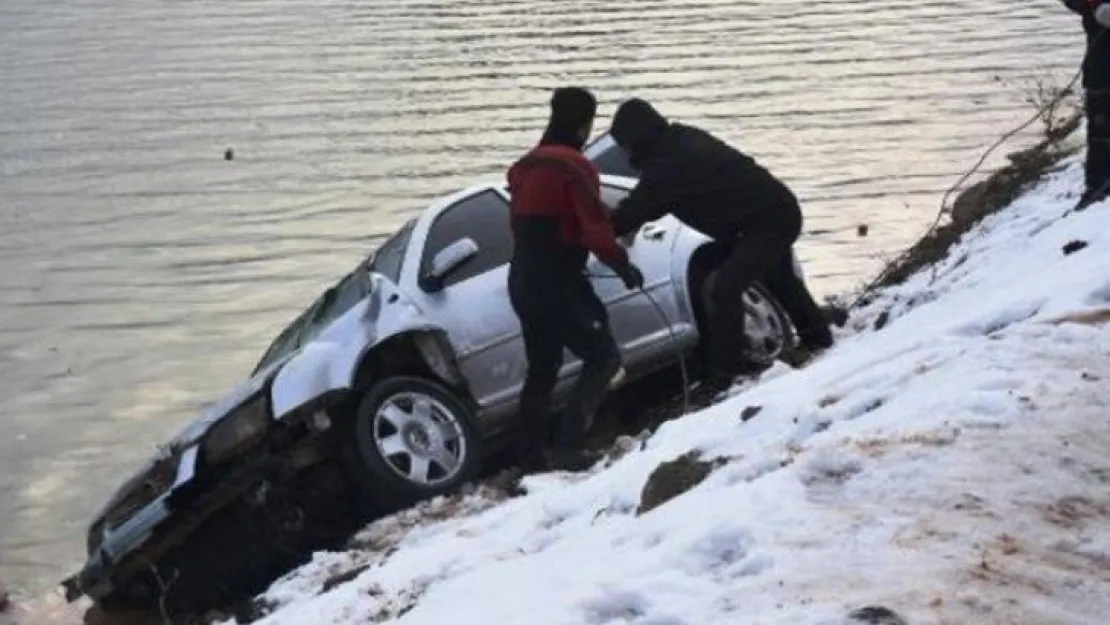 Gölete düşen otomobilde can verdi!