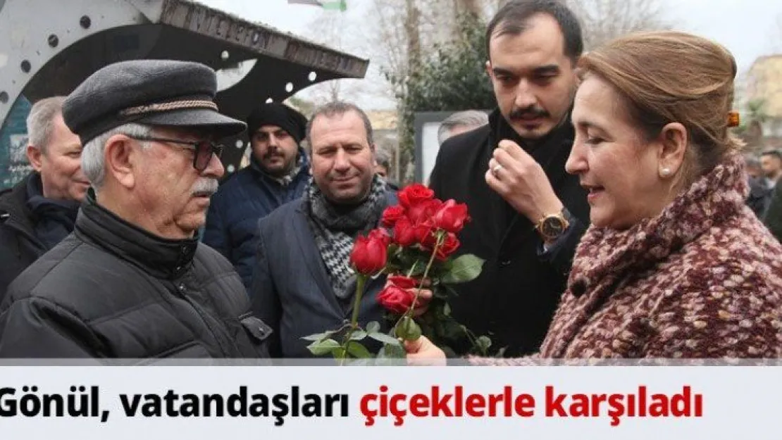 Gönül, vatandaşları çiçeklerle karşıladı