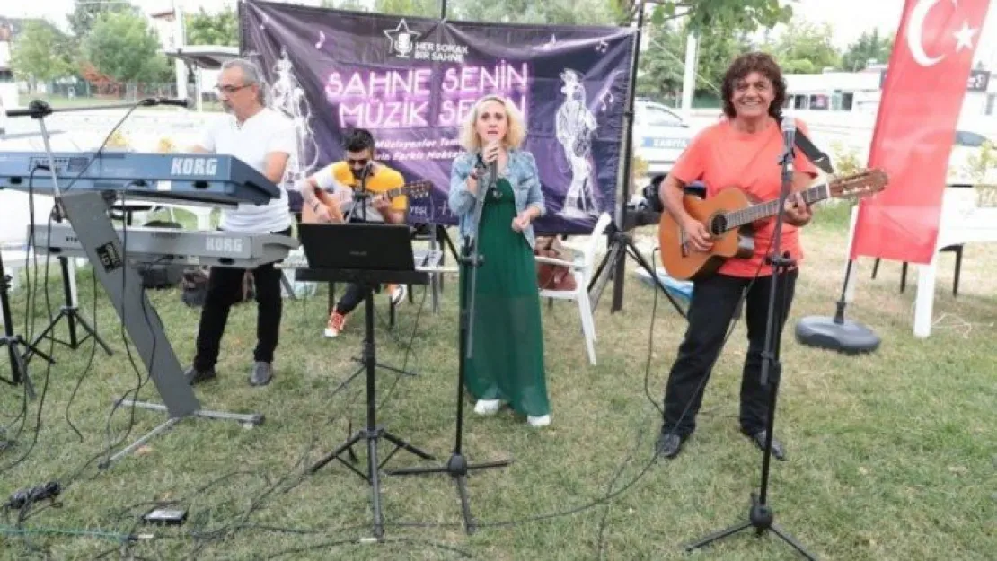 Gülümse Kafe'de yerel müzik ziyafeti