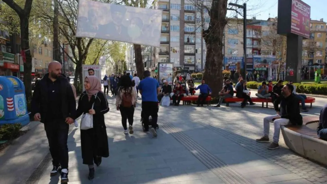 Güneşli havayı fırsat bilenler Cumhuriyet Bulvarı'nda yoğunluk oluşturdu