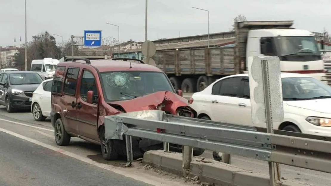 D-100'de bariyere çarptı: 1 yaralı