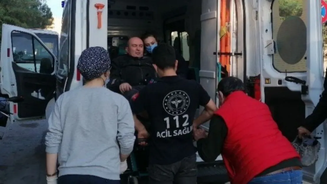 Hafif ticari araç ile motosiklet çarpıştı!