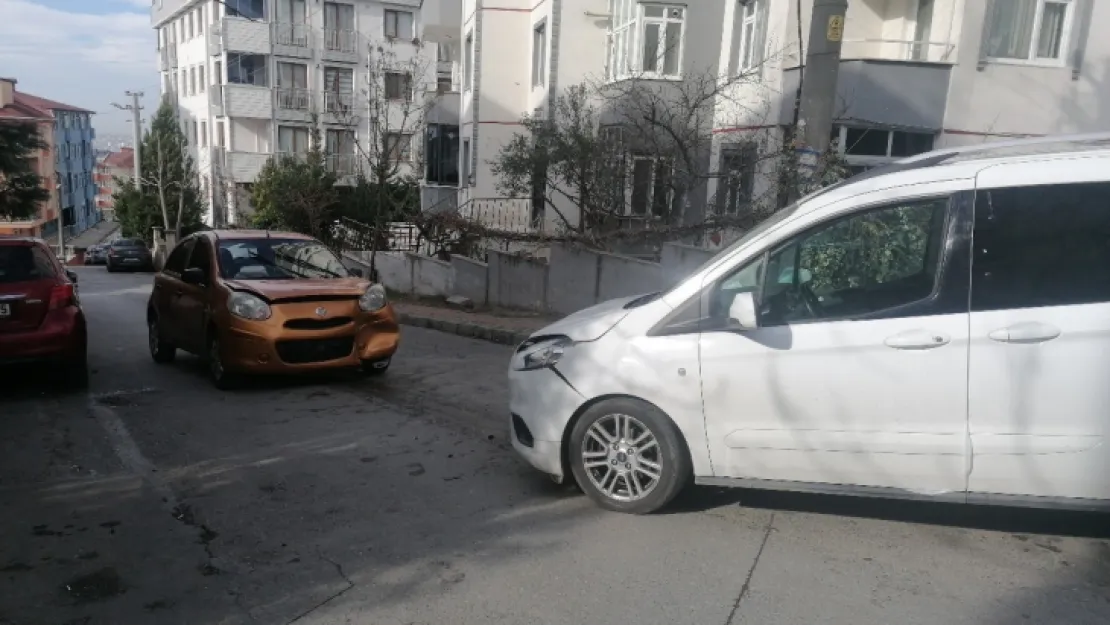 Hafif ticari araç ile otomobil kafa kafaya çarpıştı
