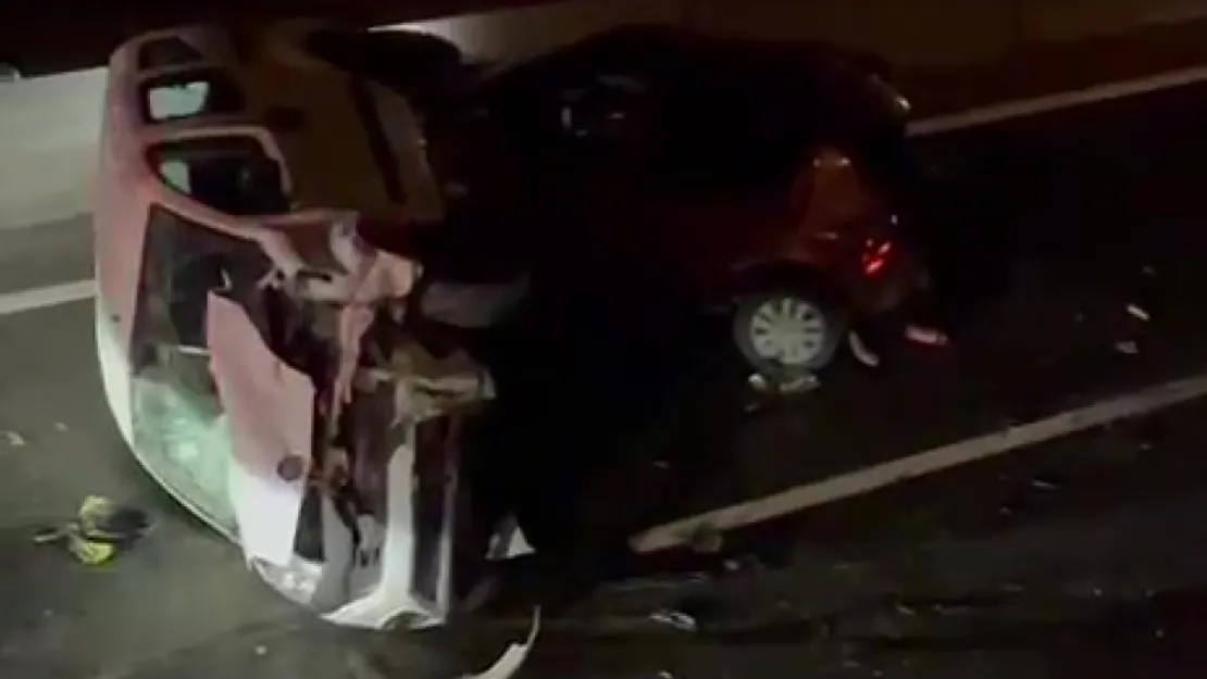 Hafif ticari araç, lastiği patlayan otomobile çarparak yan yattı: 2 çocuk yaralı