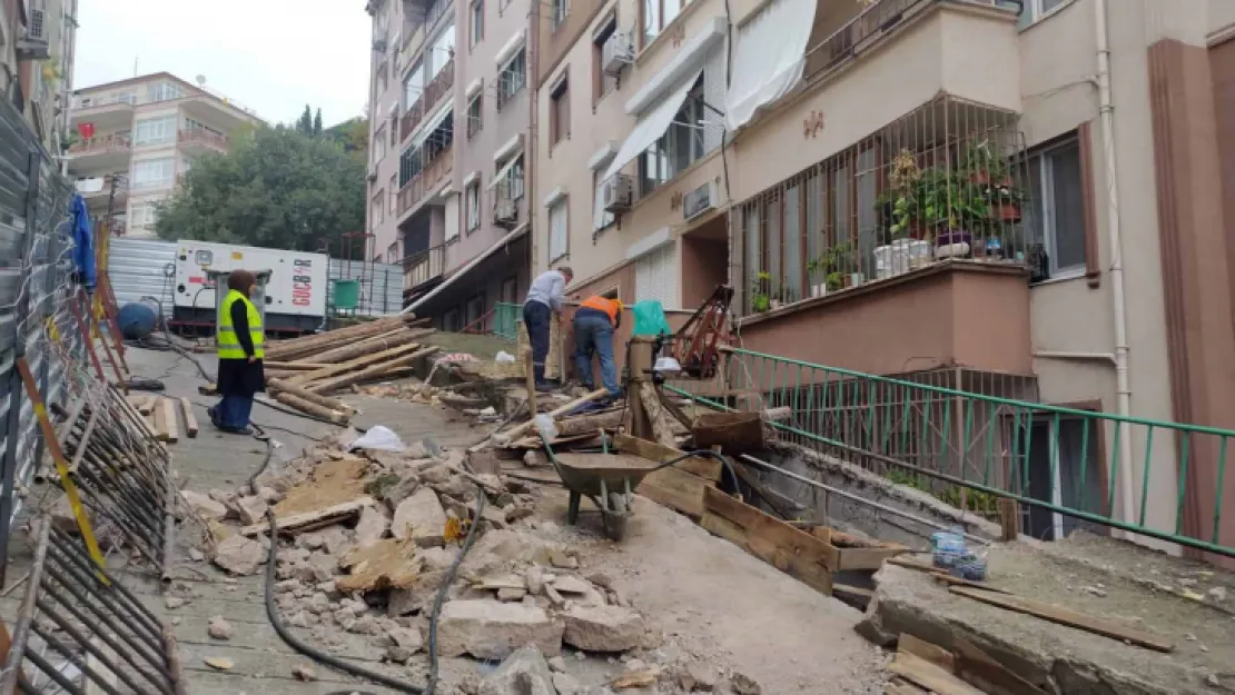 Hafız Rüştü Sokak'ta kuyu temelli iksa yapılıyor