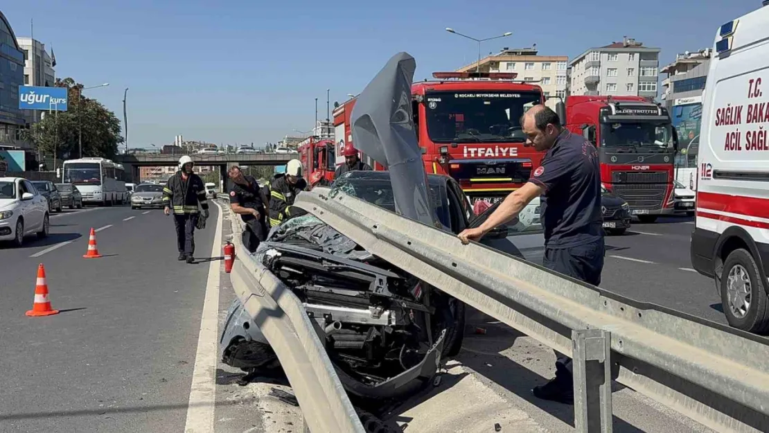 Otomobil demir bariyerlerin altına girdi: 2 yaralı