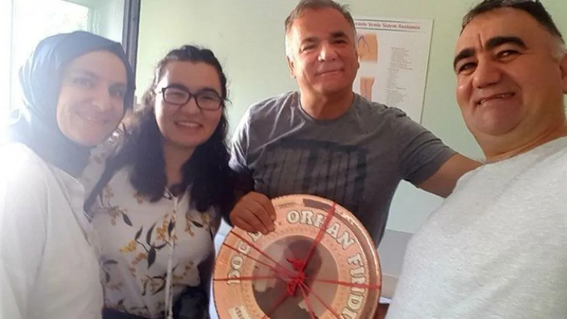 Hakan Tatlı, doktoruna plaket verdi