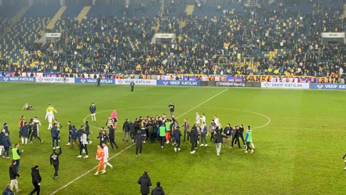 Halil Umut Meler'i saha içerisinde dövdüler