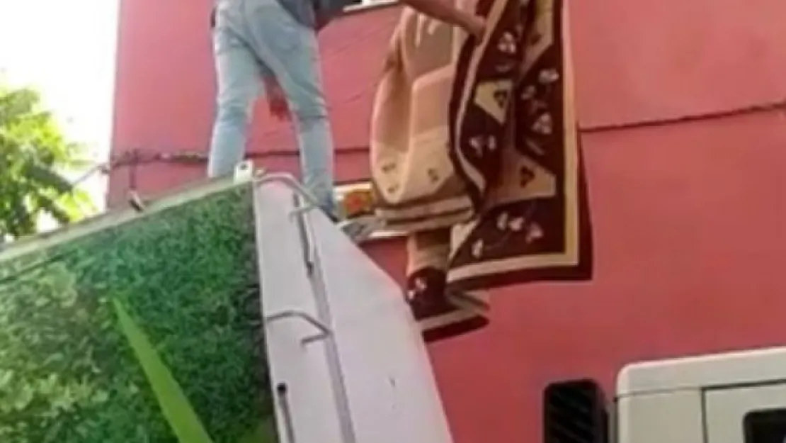 Evin halısı 5. kattan tellerin üzerine düştü!