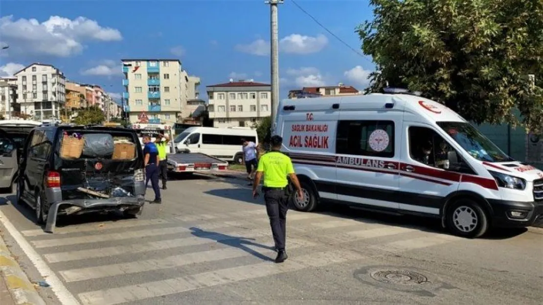 Halk otobüsü minibüsle çarpıştı: 1 yaralı