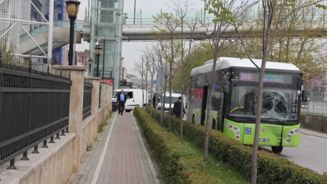 Halk otobüsünün çarptığı araç duvara çarparak durdu!