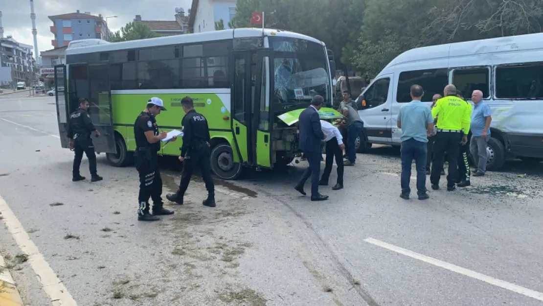 Halk otobüsünün lastiği patladı: Yaralılar var