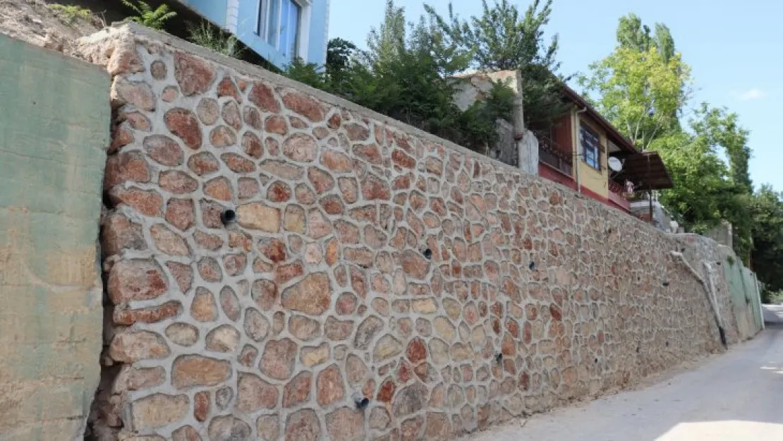 Hasarlı istinat duvarı yeniden inşa edildi