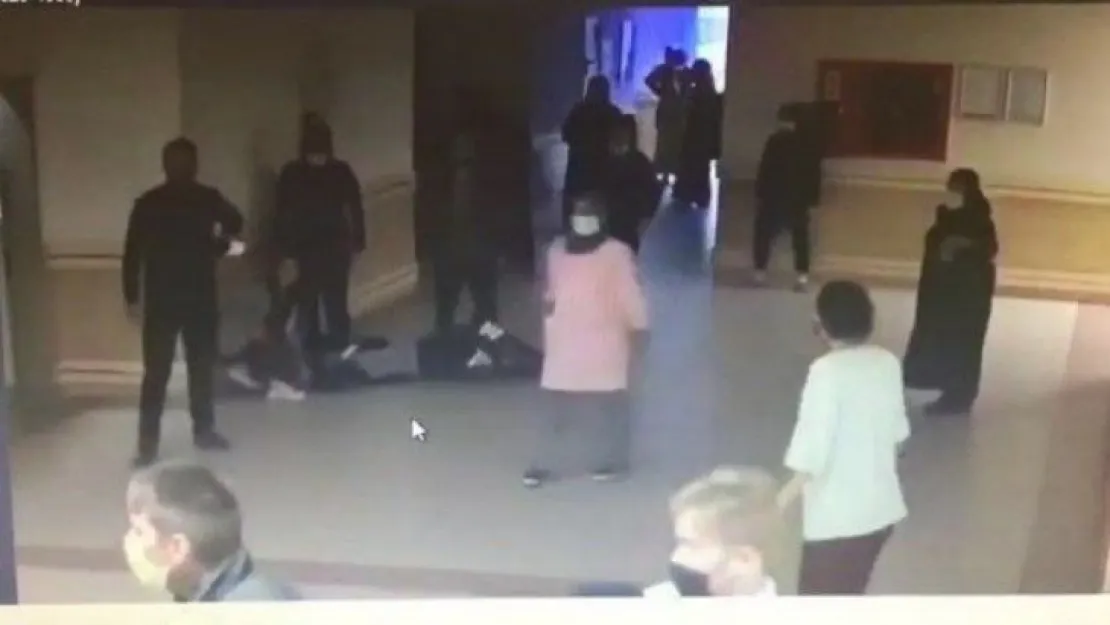 Hastanede güvenlik görevlisini bayıltana kadar darp etti