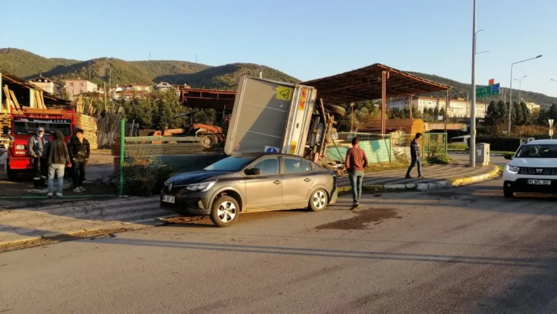 Hastaneye yetişmek isterken kazaya karıştı