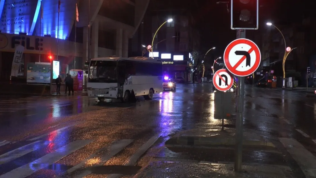 Market kamyonu, servis aracına çarptı