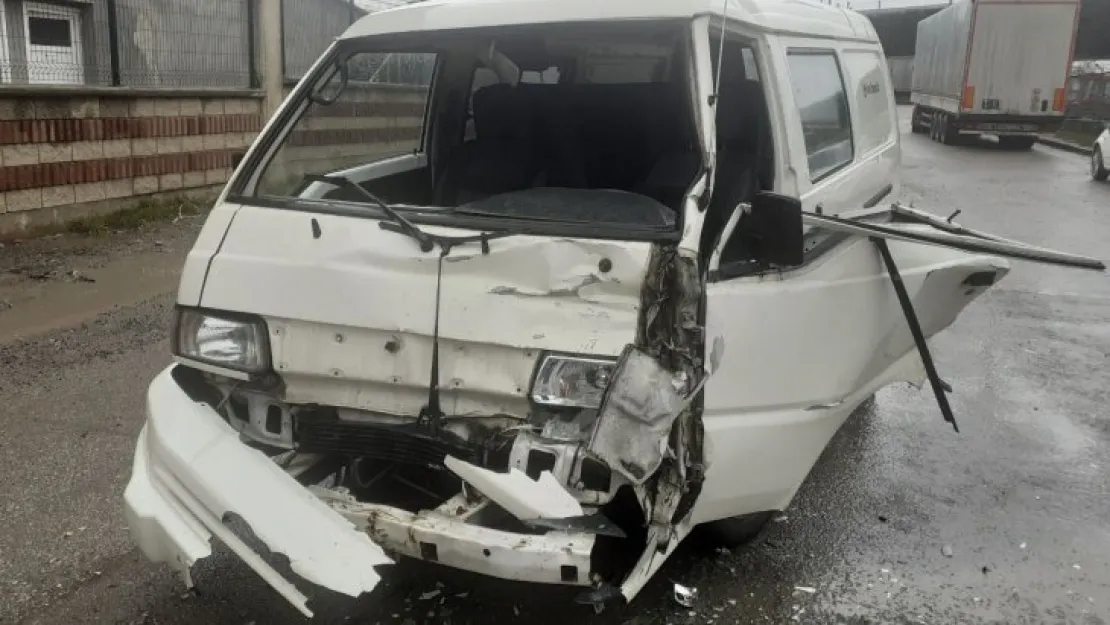 Hatalı sollama yapan halk otobüsü, minibüse çarptı!
