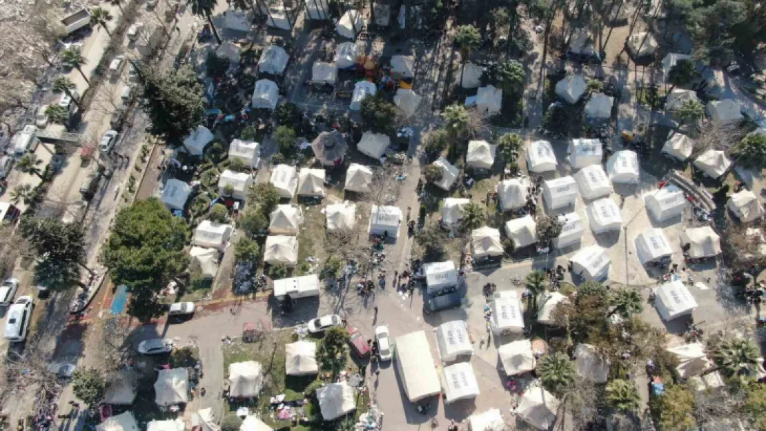 Hatay'daki depremzedeler kurulan çadır kentlerde yaşamını tutunuyor